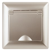 Intro Розетка Solo 4-203-04 с заземлением 2P+E Schuko с крышкой, 16А-250В, IP20, СУ, шампань Б0053660 Intro Розетка Solo 4-203-04 с заземлением 2P+E Schuko с крышкой, 16А-250В, IP20, СУ, шампань Б0053660